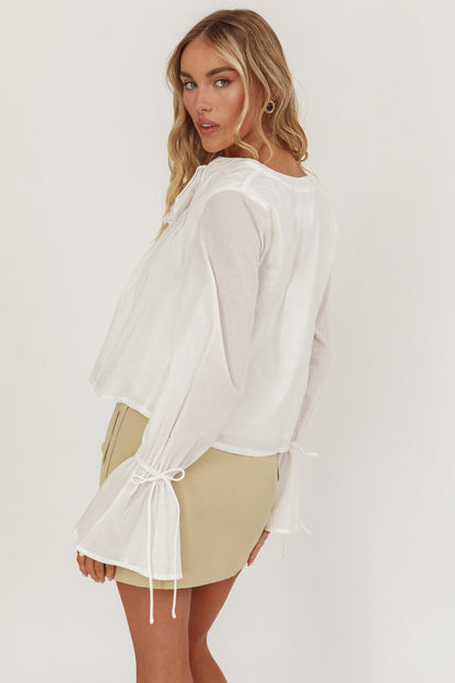 La Demure Blusa con volant sul davanti e nodo bianco