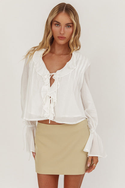 La Demure Blusa con volant sul davanti e nodo bianco