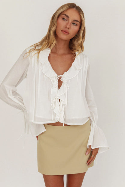 La Demure Blusa con volant sul davanti e nodo bianco